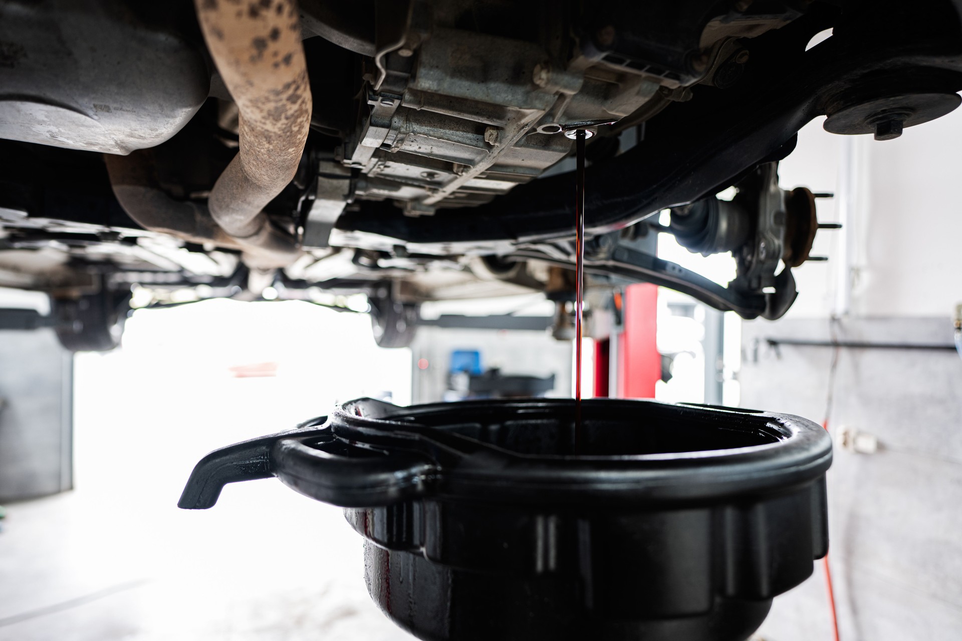 Oil change process in a car repair garage